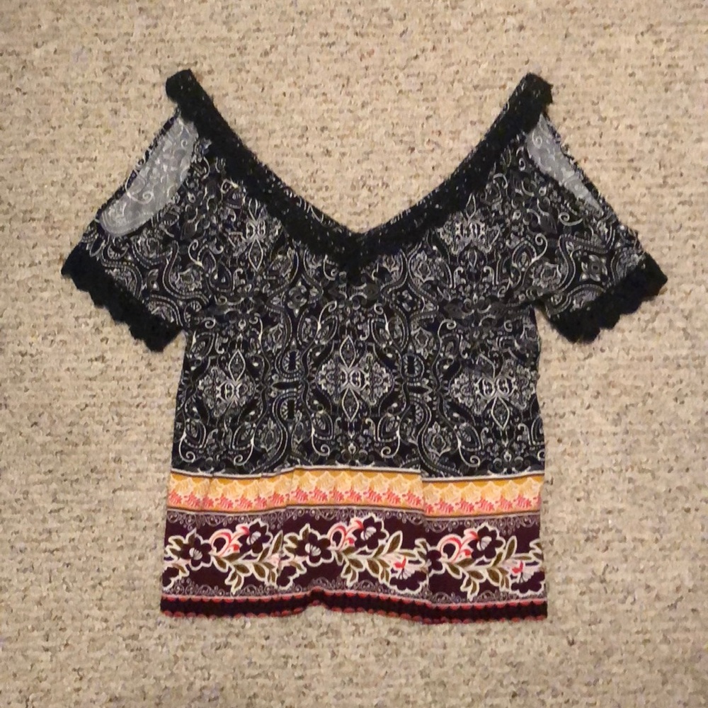 Cold Shoulder V neck shirt, Size L